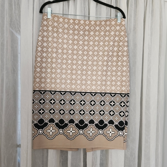 NYCO EUC Black, Tan White Geometric Design Knee-Length Pencil Skirt for Work - Picture 6 of 7